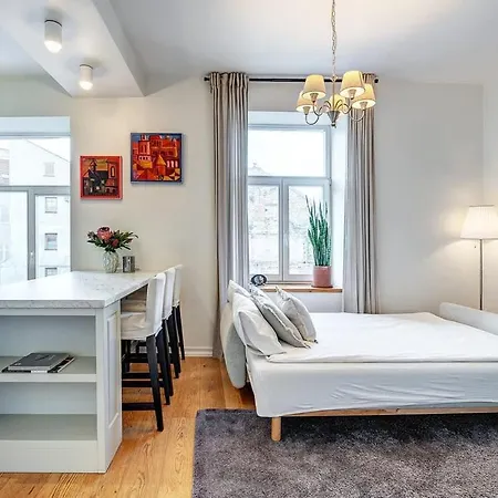 Апартаменты Domillion 2bdr Bright&colorful Old Town Z35